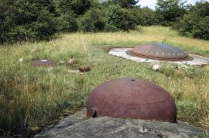 Ligne Maginot - MOLVANGE - A9 - (Ouvrage d'artillerie) - Bloc 10
Vue de tous les cuirassements du bloc (de gauche à droite) : cloche LG, cloche de prise d'air, cloche GFM et tourelle de 75