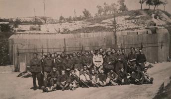 Ligne Maginot - METRICH - A17 - (Ouvrage d'artillerie) - Une partie de l'équipage de l'ouvrage devant l'entrée des hommes