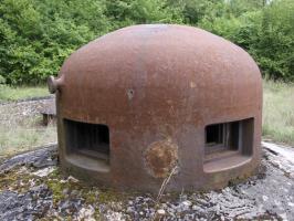 Ligne Maginot - METRICH - A17 - (Ouvrage d'artillerie) - Bloc 11
Cloche GFM.
Encore une fois, on distingue parfaitement les réparations effectuées à la suite des essais à l'explosif à charge creuse.