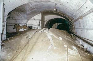 Ligne Maginot - METRICH - A17 - (Ouvrage d'artillerie) - La gare arrière
La veine d'anhydrite sous la galerie a soulevé le radier. Ce soulèvement continue de nos jours.