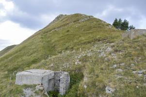 Ligne Maginot - COL DE RAUS 1 - (Blockhaus pour arme infanterie) - Blockhaus FM1, tranchée renforcée T1, cuve C1, à l'arrière-plan sentier vers Cime de Tuor
