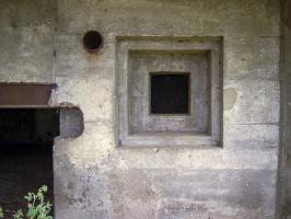 Ligne Maginot - CEZF-225 - HAN DEVANT PIERREPONT - (Blockhaus lourd type STG / STG-FCR - Double) - L'un des créneaux pour FM assurant la défense rapprochée des entrées