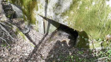 Ligne Maginot - LES TRICHES 1 - (Blockhaus pour canon) - L'accès pour la pièce antichar avec les glissières  permettant son obturation avec des rails en acier