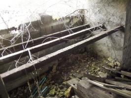 Ligne Maginot - MM272 - LE RATENTOUT OUEST - (Casemate d'artillerie) - Vue sur les orifices arrières, on voit des barres métalliques, on peut supposer que ce sont des étagères pour le stockage des caisses d'obus.