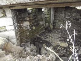 Ligne Maginot - MM273 - LE RATENTOUT EST - (Casemate d'artillerie) - Vue de l'intérieur depuis le créneau du canon.
La porte (d'origine ?? ) est dans le fond à gauche. La construction semble être une réutilisation d'une batisse ( cabane en pierre ) on voit un orifice comblé par un mur de pierre et béton ( 15 cm d'épaisseur ) 