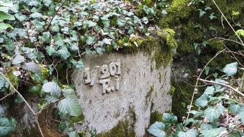 Ligne Maginot - BOIS DE BEUVEILLE 1 - (PC) - Sur le boyau d'accès de l'entrée gauche du PC, moulage en béton