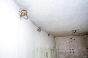 Ligne Maginot - DB33 - BOIS GRIGNET - (Blockhaus pour canon) - Des crochets pour les hamacs