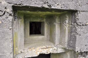 Ligne Maginot - DB373 - LE FOURNEAU - (Blockhaus pour canon) - Vue rapprochée du créneau au dessus de l'entrée de la piéce