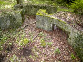 Ligne Maginot - Dc5 - (Cuve pour canon) - Vue sur un emplacement pour munitions et l'entrée