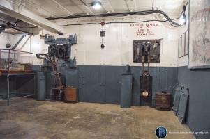 Ligne Maginot - BOIS DU FOUR - A5 - (Ouvrage d'infanterie) - La chambre de tir 'Ouest' où se trouve :
1 créneau pour jumelage de mitrailleuses Reibel MAC 31 interchangeable avec un canon anti-char de 47 mm monté sur bi-rail
1 créneau jumelage de mitrailleuses Reibel MAC 31