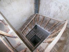Ligne Maginot - BOIS DU FOUR - A5 - (Ouvrage d'infanterie) - L'escalier communicant entre les niveaux supérieurs et l'amorce de galerie en bas
