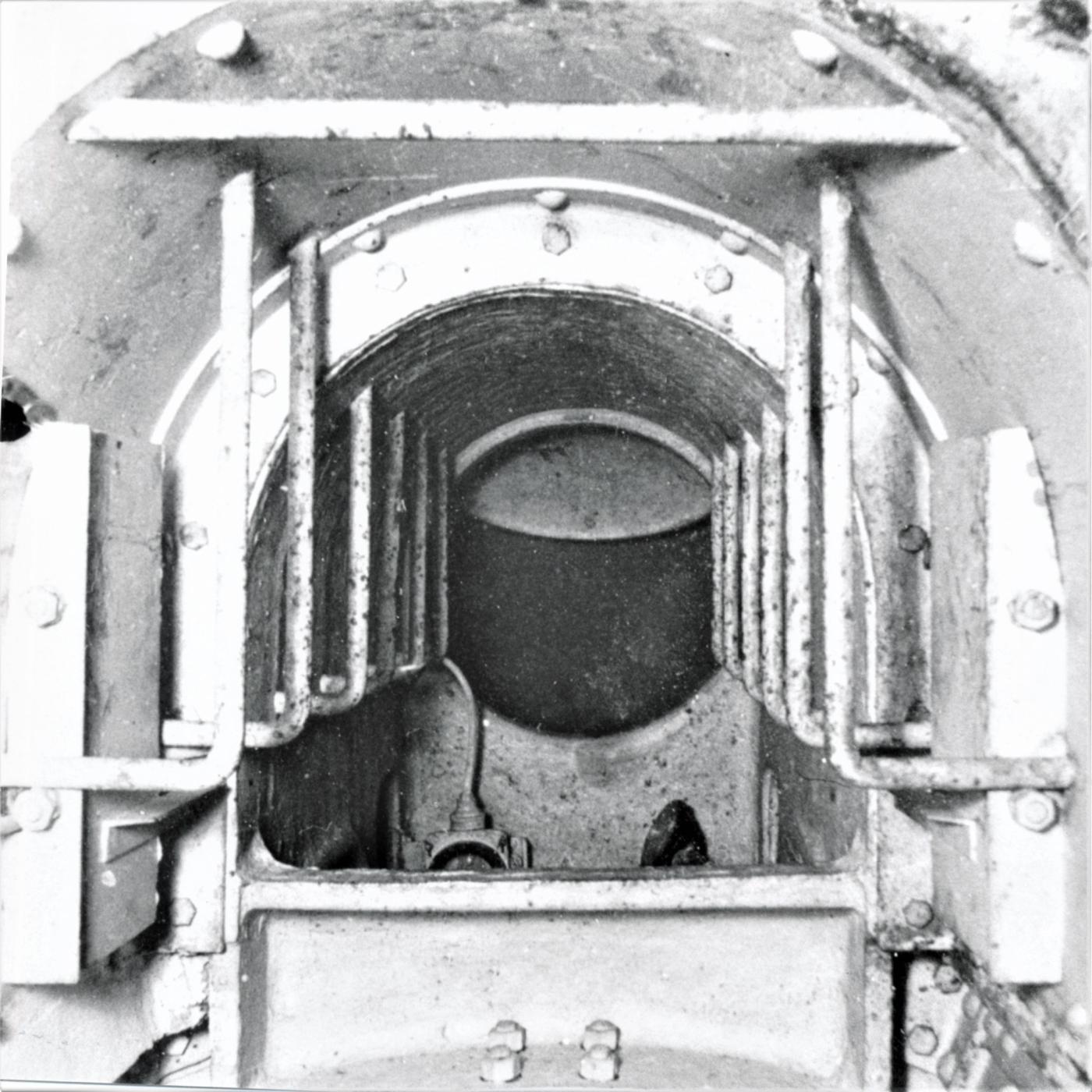 Ligne Maginot - HACKENBERG - A19 - (Ouvrage d'artillerie) - Bloc 10
La tourelle de mortiers de 81 mm
Crinoline d'accès à l’avant cuirasse - Inconnu