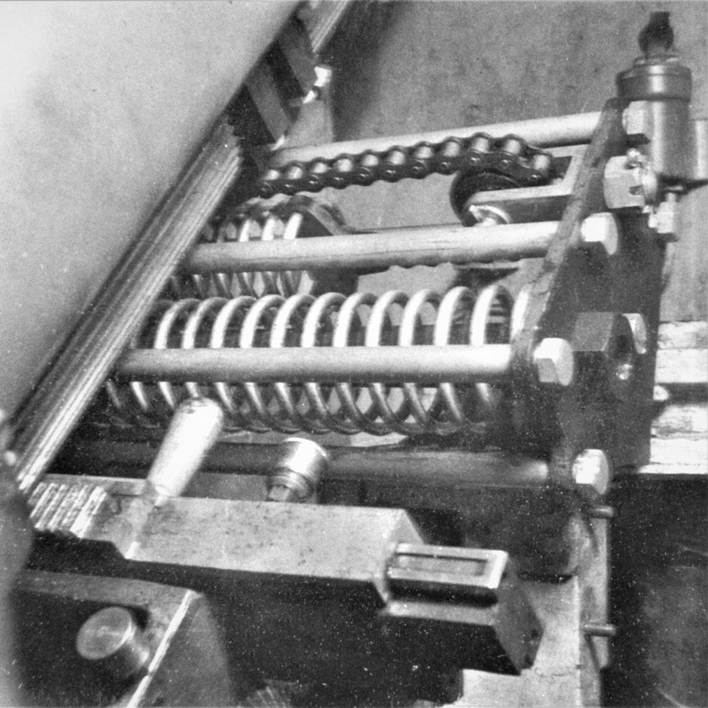 Ligne Maginot - HACKENBERG - A19 - (Ouvrage d'artillerie) - Bloc 10 - la tourelle de mortiers de 81 mm
Étage supérieur, Detail du mécanisme de réglage de la portée agissant sur les évents des tubes de détente - Inconnu