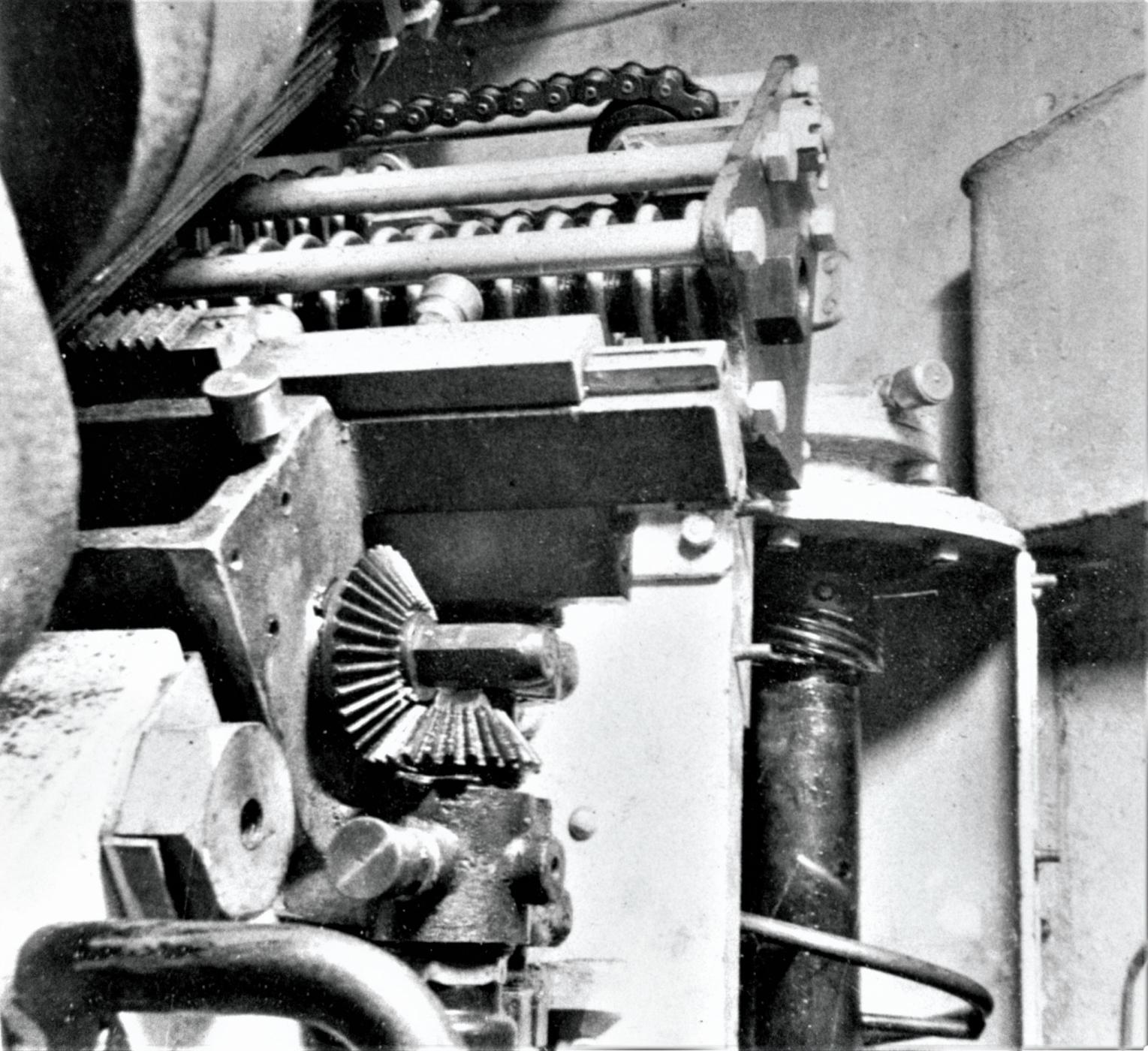 Ligne Maginot - HACKENBERG - A19 - (Ouvrage d'artillerie) - Bloc 10 - la tourelle de mortiers de 81 mm
Étage supérieur, Détail du mécanisme de réglage de la portée agissant sur les évents des tubes de détente.
A l'arrière, l'une des norias d’alimentation en projectiles - Inconnu