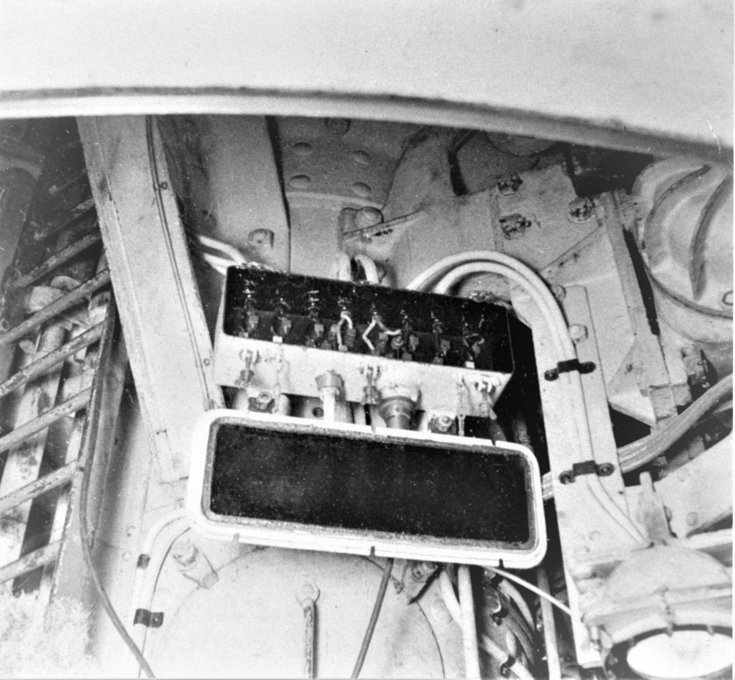 Ligne Maginot - Tourelle modèle 1932 pour deux mortiers de 81 mm - Hackenberg bloc 10
Boite de dérivation circuits lumière