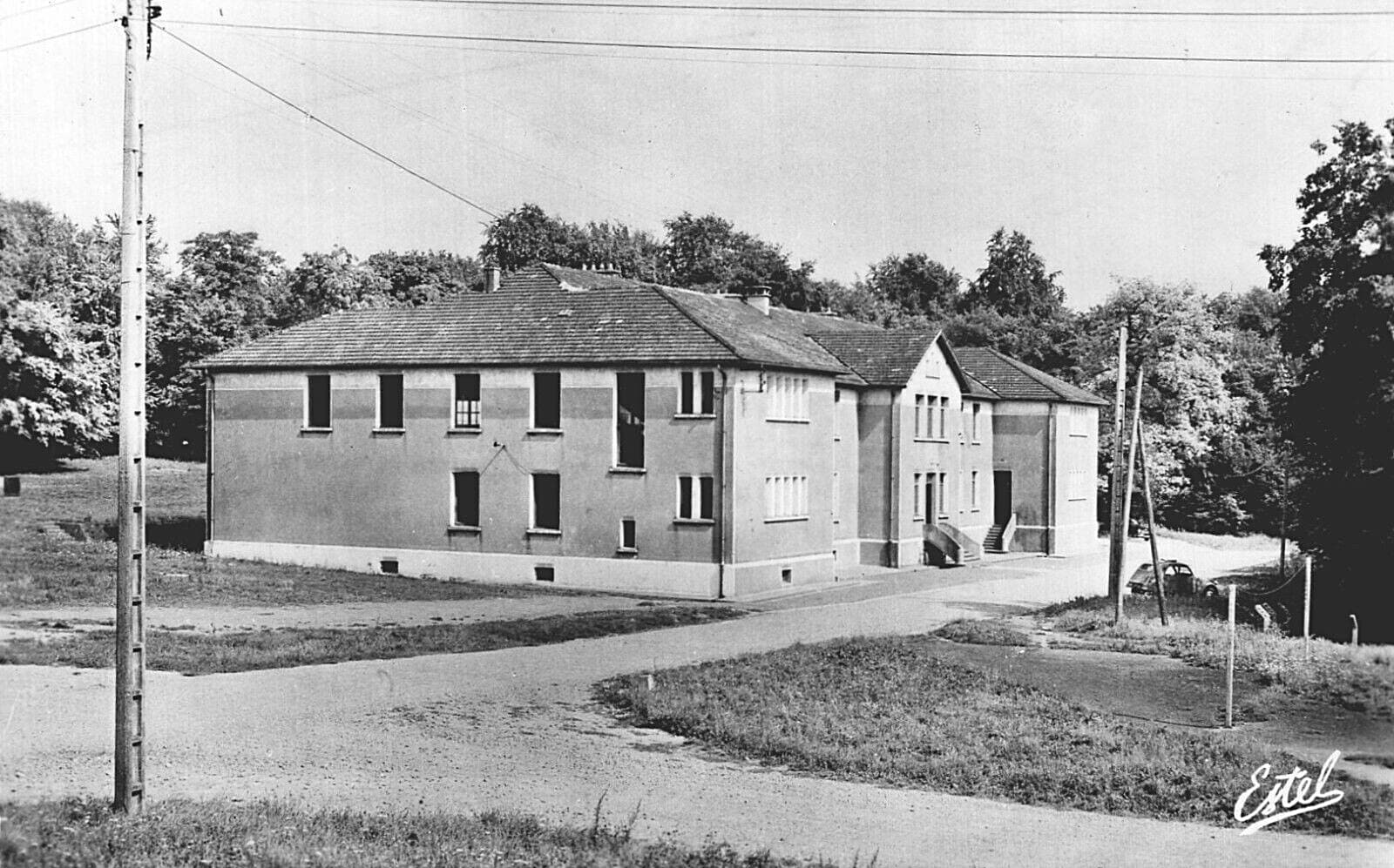 Ligne Maginot - ANGEVILLERS (CAMP) - (Camp de sureté) - Bâtiment occupé par la 125° Compagnie de Transmissions dans les années après guerre - Carte postale Estel