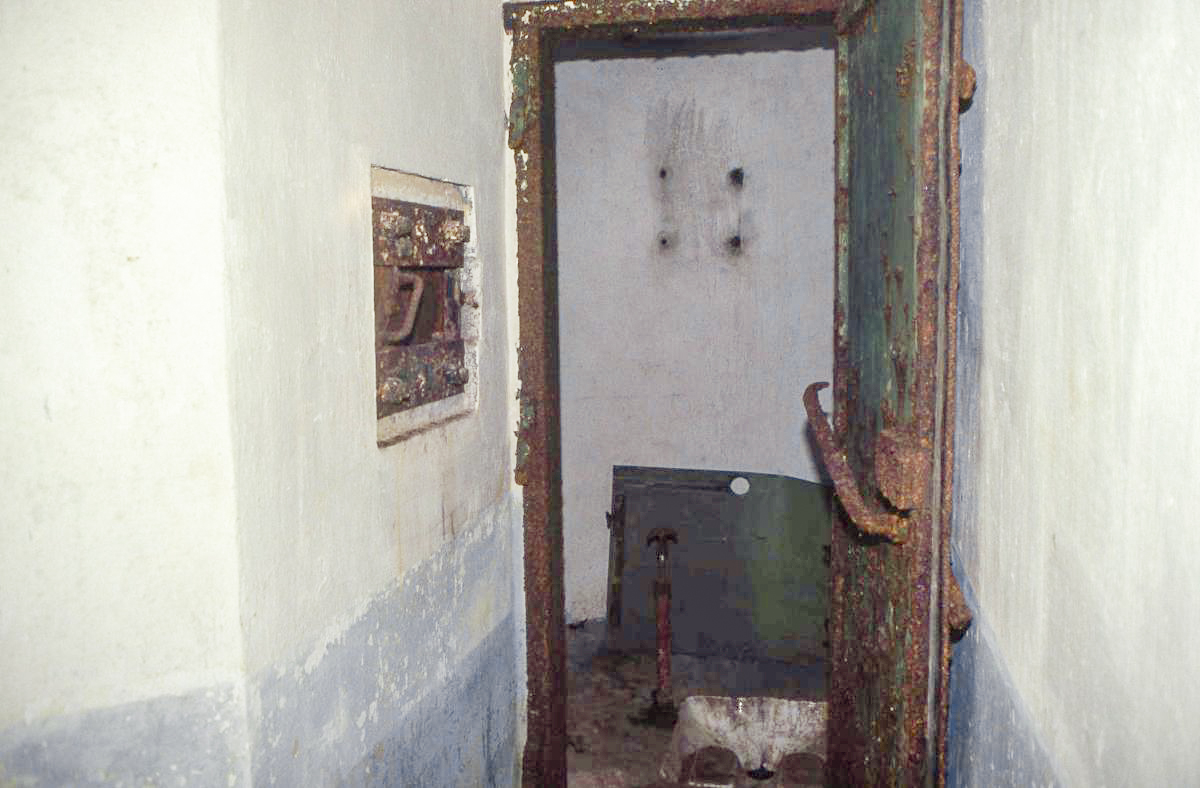 Ligne Maginot - COUME - A 31 - (Ouvrage d'infanterie) - Bloc 1
Créneau FM de défense de l'issue de secours et latrines