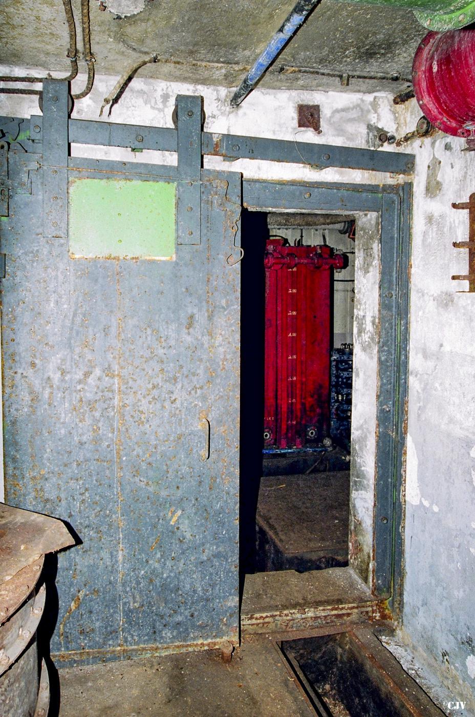 Ligne Maginot - COUME - A 31 - (Ouvrage d'infanterie) - Bloc 2
Porte roulante du local de stockage - Lia VERMEULEN