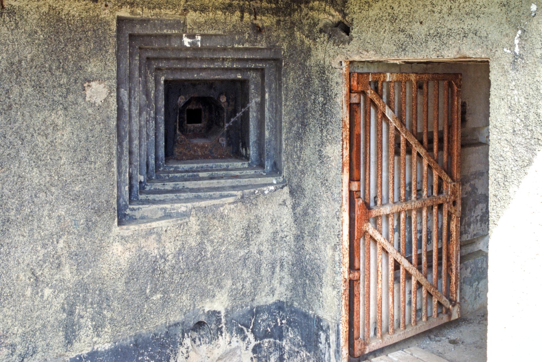Ligne Maginot - FERME CHAPPY - A1 - (Ouvrage d'infanterie) - Bloc 1
La grille et le créneau pour la défense de l'entrée - MANSUY Michel
