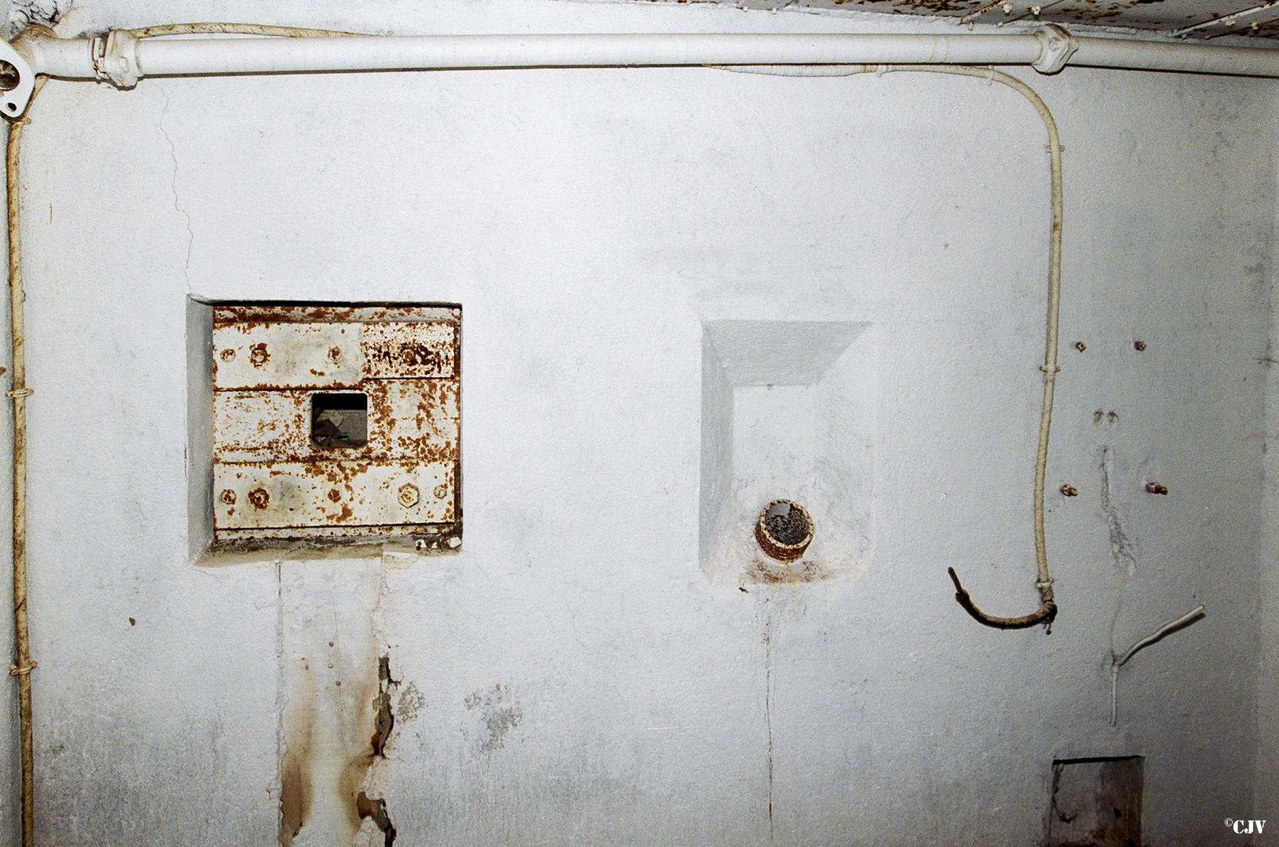 Ligne Maginot - ZIGLIONE (Casemate d'infanterie) - Le créneau pour FM et la goulotte lance-grenades. A droite les fixations d'un poste téléphonique étanche type TM 32