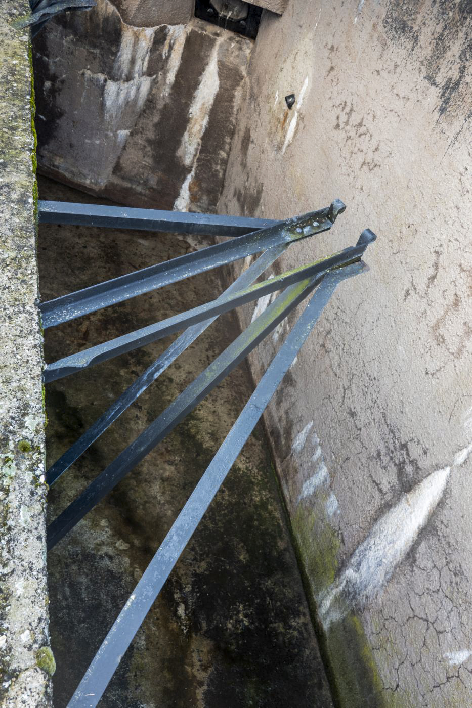 Ligne Maginot - OBERROEDERN SUD - RIEFFEL - (Casemate d'infanterie - Double) - Chambre de tir nord
Vue rapprochée des supports du volet de masquage - Michel Teiten