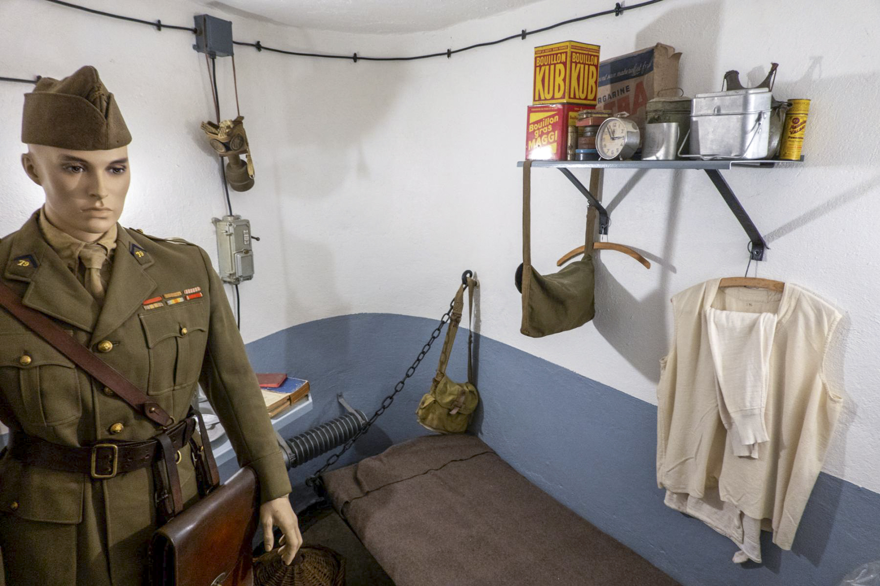 Ligne Maginot - OBERROEDERN SUD - RIEFFEL - (Casemate d'infanterie - Double) - Chambre du chef de casemate
Le mannequin porte un uniforme du 79e RIF - Michel Teiten