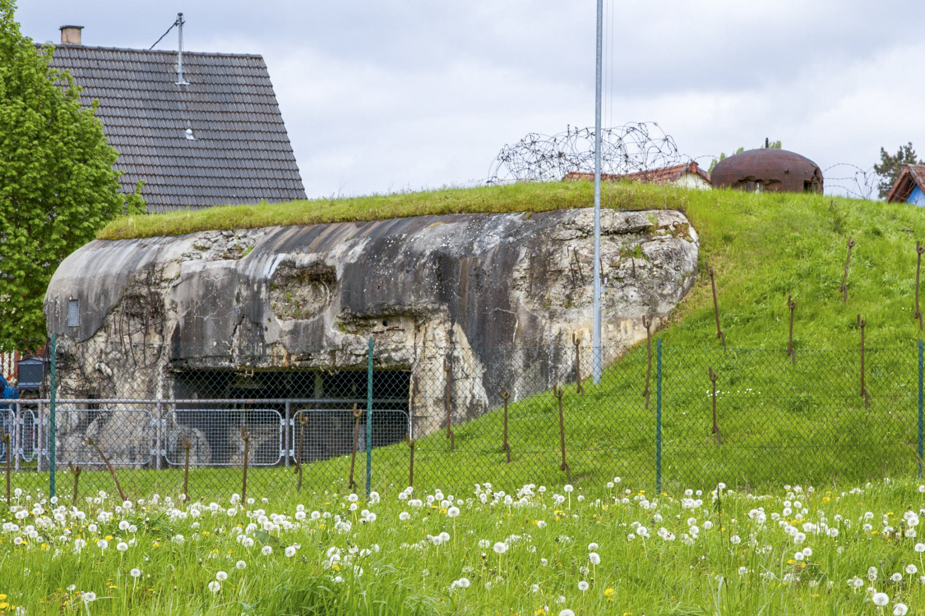 Ligne Maginot - OBERROEDERN SUD - RIEFFEL - (Casemate d'infanterie - Double) - Chambre de tir sud surmontée de la cloche GFM - Michel Teiten