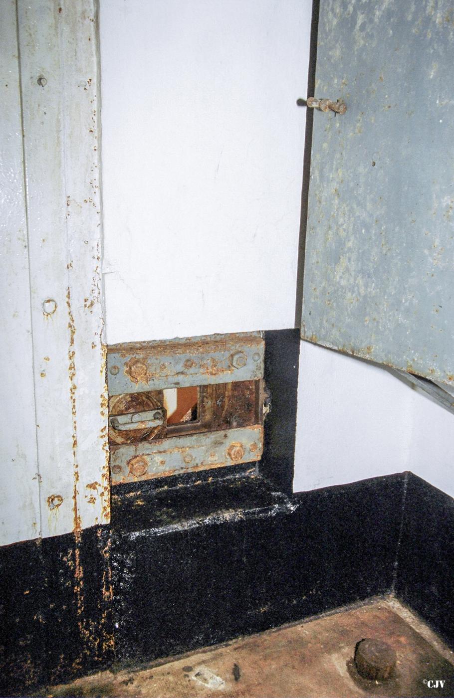 Ligne Maginot - IMMERHOF - A10 - (Ouvrage d'infanterie) - Le créneau pour la défense de l’égout - Lia VERMEULEN