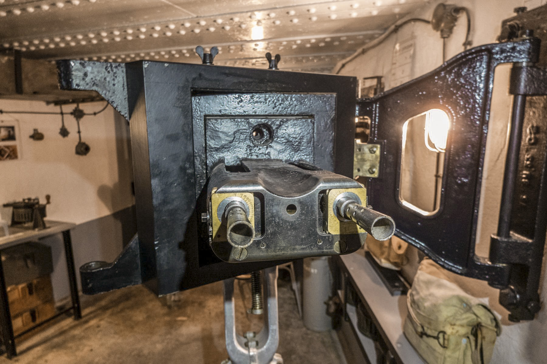 Ligne Maginot - OBERROEDERN SUD - RIEFFEL - (Casemate d'infanterie - Double) - Chambre de tir Sud
Jumelage de mitrailleuses Reibel MAC 31 effacé - Michel Teiten