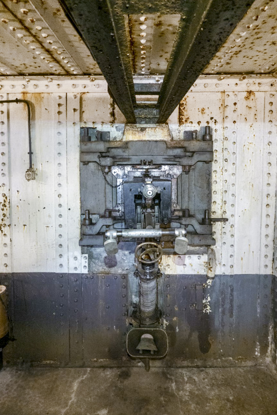 Ligne Maginot - SCHOENENBOURG - (Ouvrage d'artillerie) - Bloc 6
Jumelage mitrailleuse en place - Michel Teiten