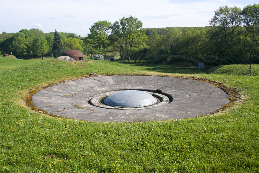 Ligne Maginot - IMMERHOF - A10 - (Ouvrage d'infanterie) - Bloc 3
Cloche GFM et tourelle de 81. A l'extrême gauche, on voit l'une des deux cloches GFM de l'entrée mixte.