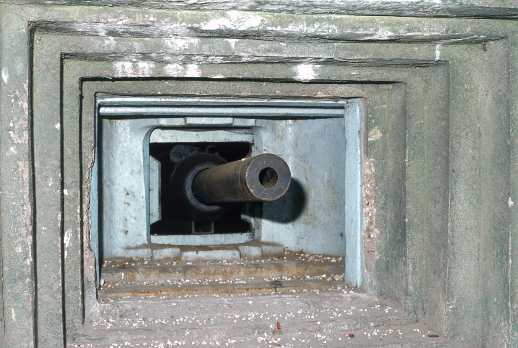 Ligne Maginot - IMMERHOF - A10 - (Ouvrage d'infanterie) - Bloc d'entrée
Le canon dans son créneau - MANSUY Michel