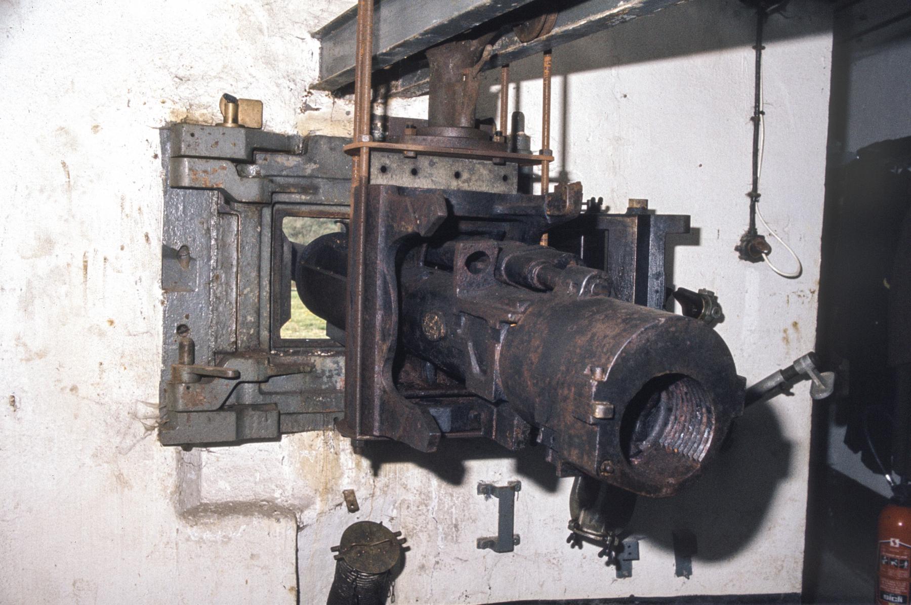 Ligne Maginot - IMMERHOF - A10 - (Ouvrage d'infanterie) - Bloc d'entrée
Le canon provisoirement dans son créneau - MANSUY Michel