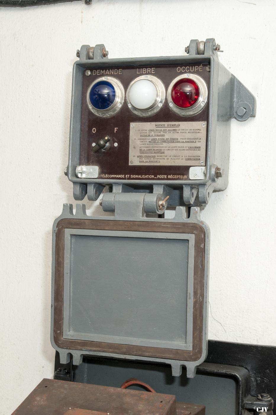 Ligne Maginot - IMMERHOF - A10 - (Ouvrage d'infanterie) - Bloc d'entrée
Boitier de télécommande du système TSF permettant la gestion des demandes d'émission des opérateurs des récepteurs.