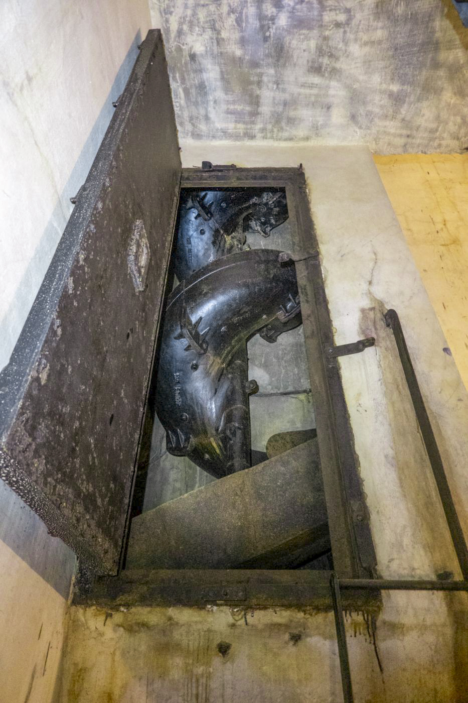Ligne Maginot - SCHOENENBOURG - (Ouvrage d'artillerie) - Bloc 4
Accès, dans la cage d'escalier, au toboggan de descentes des douilles 
 - Michel Teiten