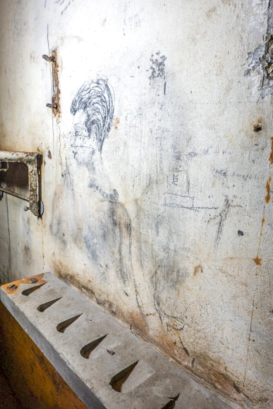 Ligne Maginot - SCHOENENBOURG - (Ouvrage d'artillerie) - Bloc 4
Graffitis au-dessus du ratelier à fusils dans la chambrée - Michel Teiten