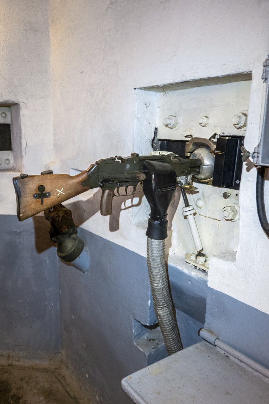 Ligne Maginot - SCHOENENBOURG - (Ouvrage d'artillerie) - Entrée des munitions
FM en position de tir - Michel Teiten