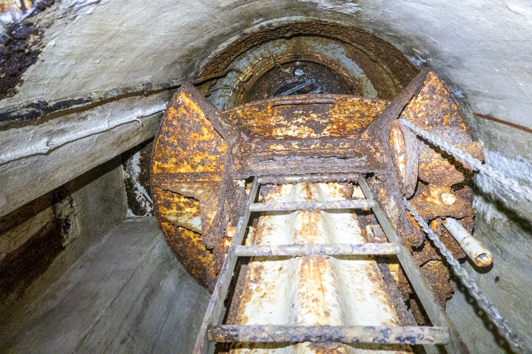 Ligne Maginot - SCHOENENBOURG - (Ouvrage d'artillerie) - Bloc 5
Puits de la cloche LG - Michel Teiten