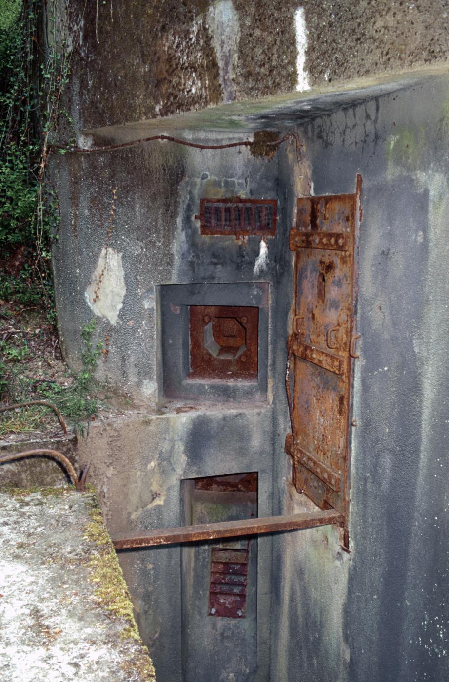 Ligne Maginot - SONNENBERG - C47 - (Casemate d'infanterie - Simple) - L'entrée et les créneaux pour la défense rapprochée - MANSUY Michel
