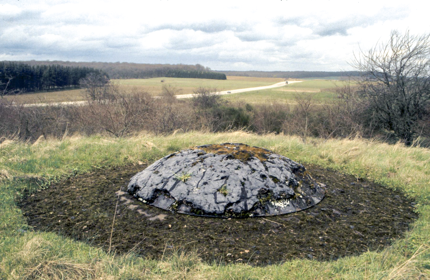 Ligne Maginot - SOETRICH - A11 - (Ouvrage d'artillerie) - Bloc 1
La tourelle mitrailleuse en 1988. On voit bien la route nationale qui va vers le Luxembourg qui était sous les feux de la tourelle.  - Michel Teiten