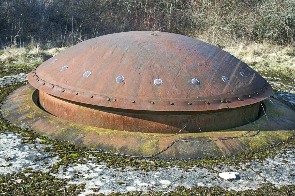 Ligne Maginot - SOETRICH - A11 - (Ouvrage d'artillerie) - Bloc 5
Tourelle de 75 du bloc. On devine les traces d'un essai de charge creuse sur le sommet de celle-ci.