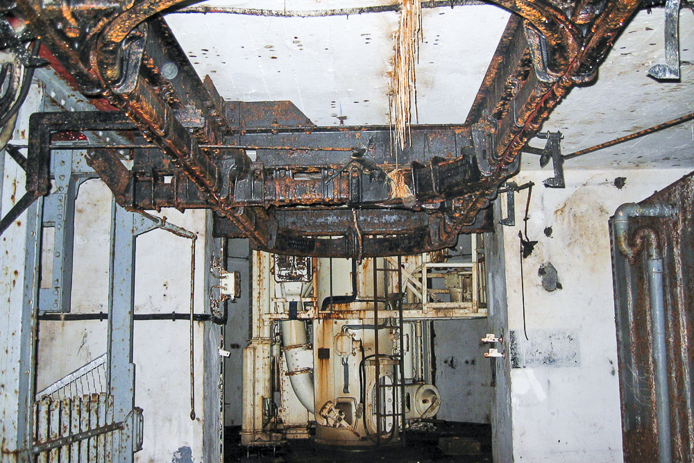 Ligne Maginot - SOETRICH - A11 - (Ouvrage d'artillerie) - Bloc 6
Etage intermédiaire de la tourelle (en arrière-plan), monte-charge à gauche et le monorail Tourtellier au plafond