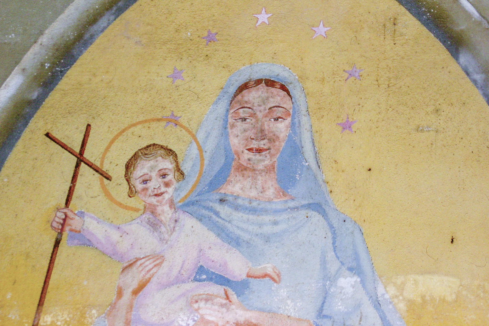 Ligne Maginot - SOETRICH - A11 - (Ouvrage d'artillerie) - M1
Vierge à l'enfant dans la chapelle du magasin à munitions. Elle est inspirée de Notre-Dame des Armées, honorée dans une chapelle de Versailles depuis la fin du XIXe.  - Michel Teiten