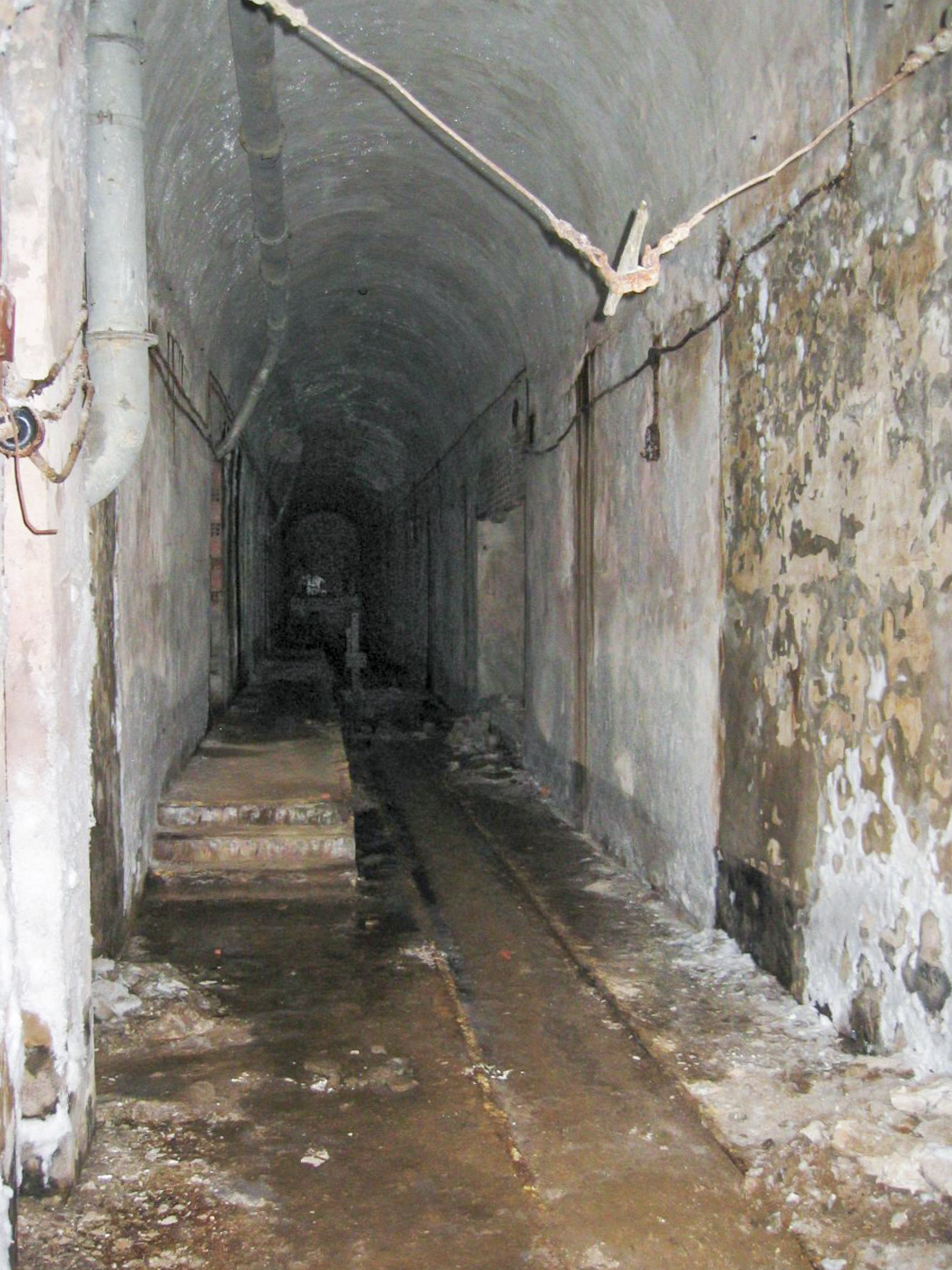 Ligne Maginot - SOETRICH - A11 - (Ouvrage d'artillerie) - M1
Galerie de droite. Les trois alvéoles sont sur la gauche du quai.  - Michel Teiten