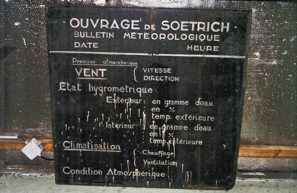 Ligne Maginot - SOETRICH - A11 - (Ouvrage d'artillerie) - PC de l’ouvrage
Bulletin météo de l'ouvrage
Exposé dans le musée de l'ouvrage de Fermont