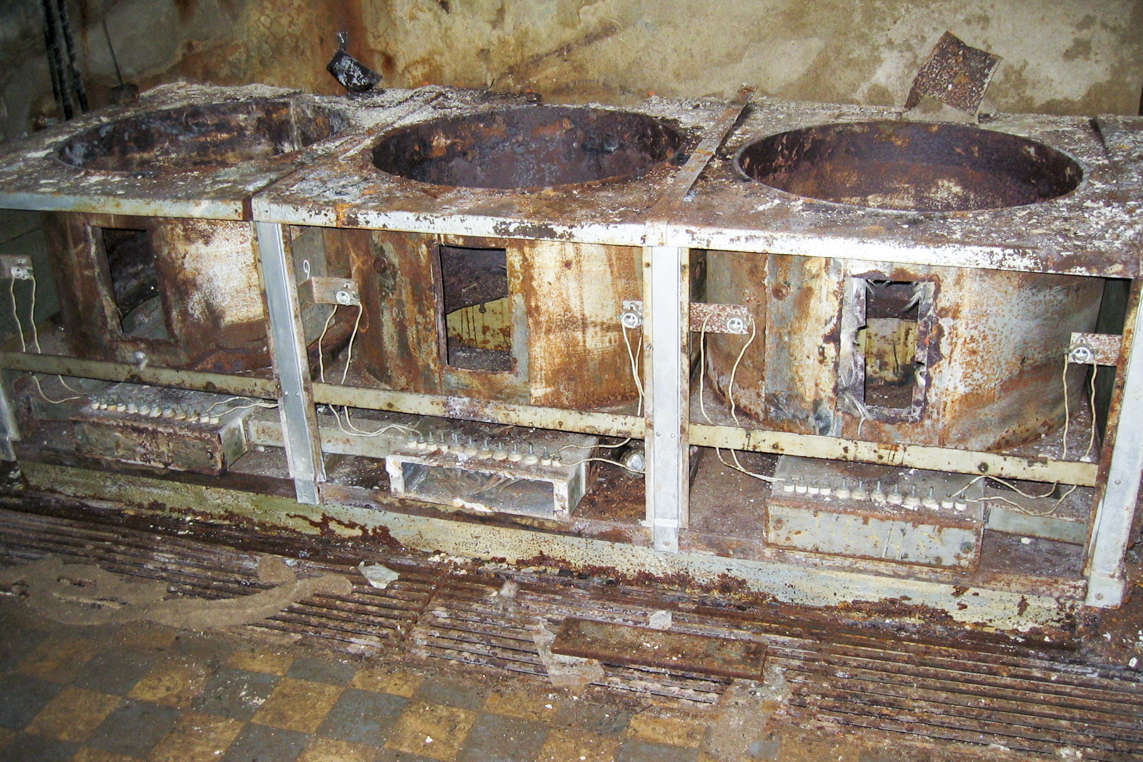 Ligne Maginot - SOETRICH - A11 - (Ouvrage d'artillerie) - Cuisine
Les restes de la cuisinière en 2004 ... - Michel Teiten