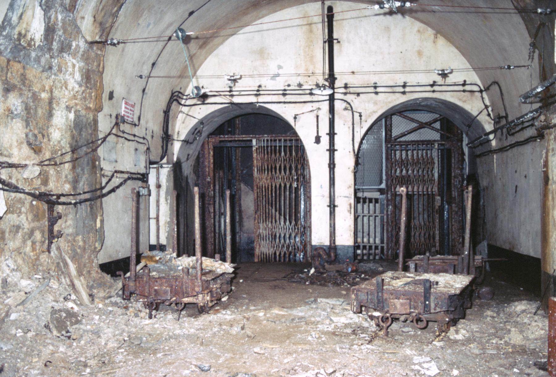 Ligne Maginot - SOETRICH - A11 - (Ouvrage d'artillerie) - Entrée munitions
Les deux monte-charges - MANSUY Michel