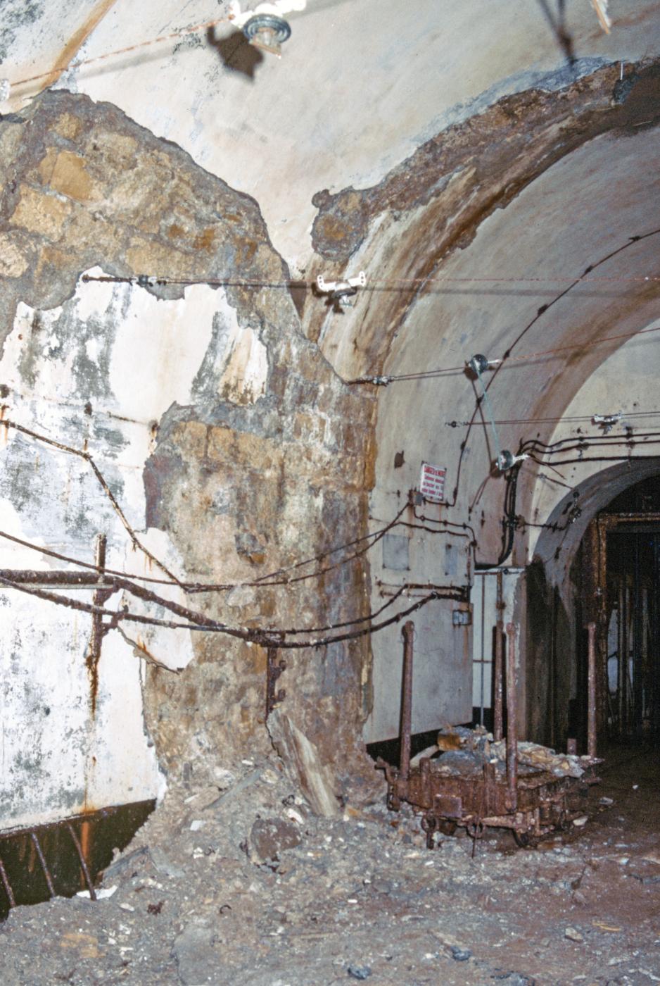 Ligne Maginot - SOETRICH - A11 - (Ouvrage d'artillerie) - Entrée munitions
Les murs se dégradent - MANSUY Michel