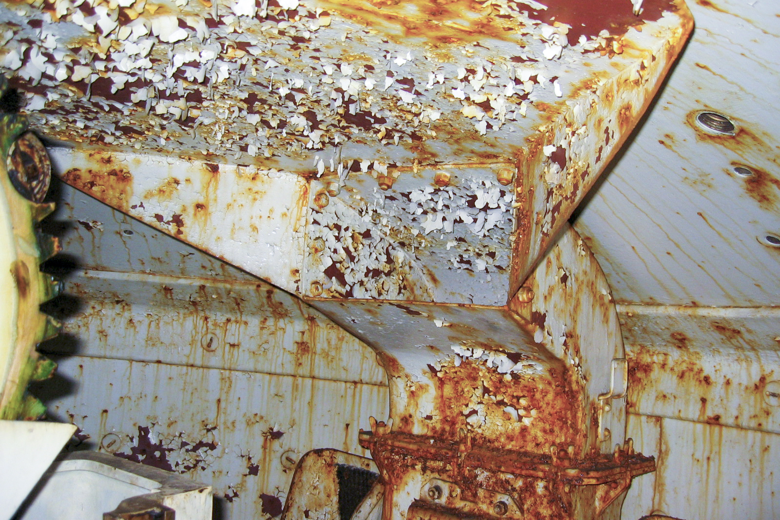 Ligne Maginot - SOETRICH - A11 - (Ouvrage d'artillerie) - Bloc 6
Dans la chambre de tir. Entonnoir de récupération des douilles de 75 - Michel Teiten