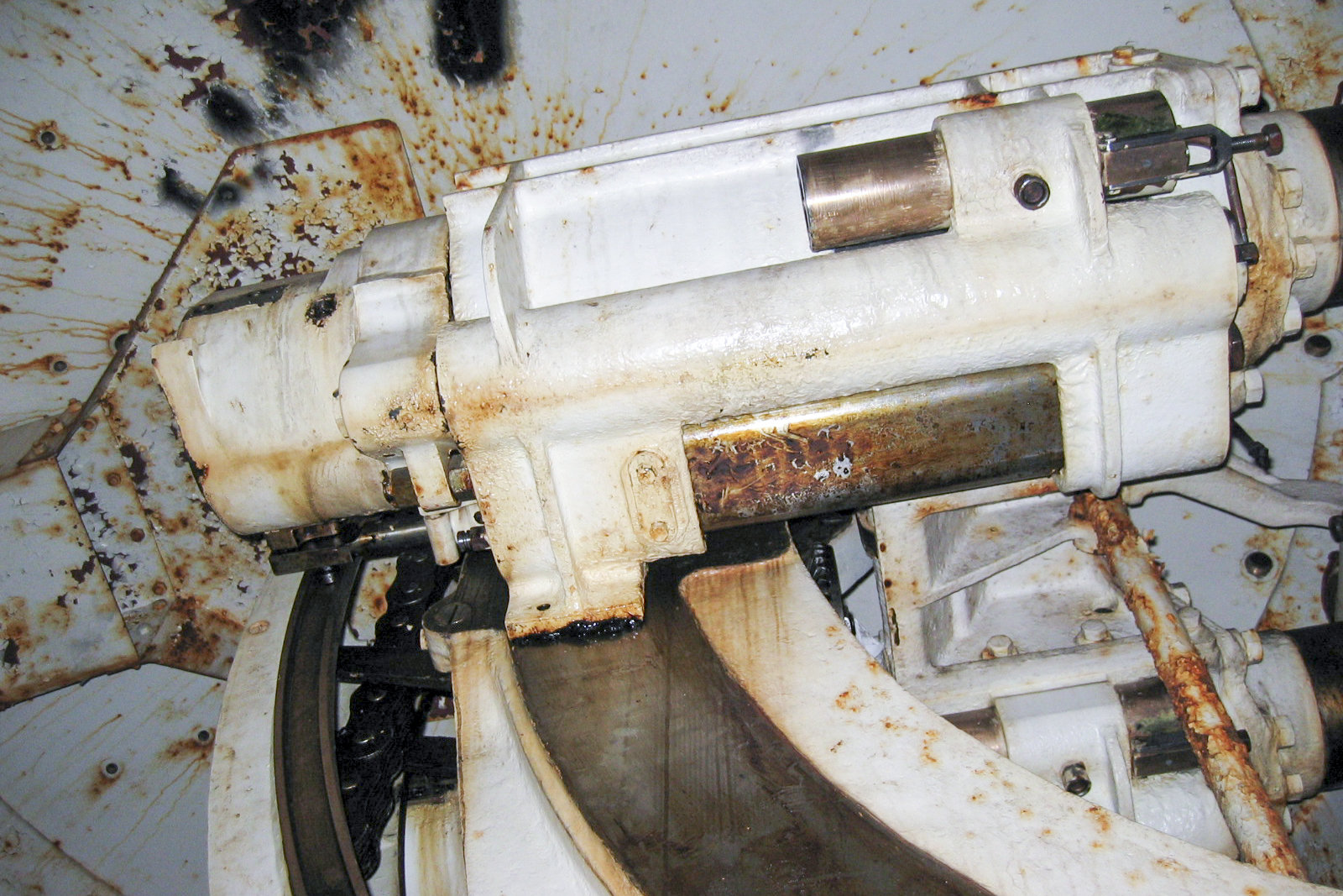 Ligne Maginot - SOETRICH - A11 - (Ouvrage d'artillerie) - Bloc 6
Dans la chambre de tir. L'un des deux tubes de 75. - Michel Teiten